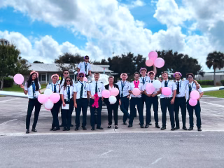 ✈️ Vérifier, contrôler, anticiper. C’est le réflexe des pilotes. C’est aussi celui du dépistage.
En Floride, nos élèves ont troqué un instant leurs casques et affichent leurs couleurs pour Octobre Rose. 🎀
💗 Pensées à toutes celles qui se battent, et à celles et ceux qui les accompagnent.
#octobrerose #depistage #sante #wecair